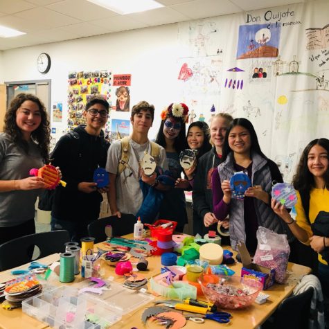 Carolina Vidal (fourth from left) stands with the students and their piñatas. (Courtesy: The Piñata Shop/Señora Rodriguez)

